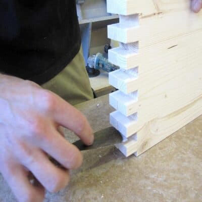 Handarbeit bei der Montage einer ZINKEN Eckverbindung für Bienenkästen.