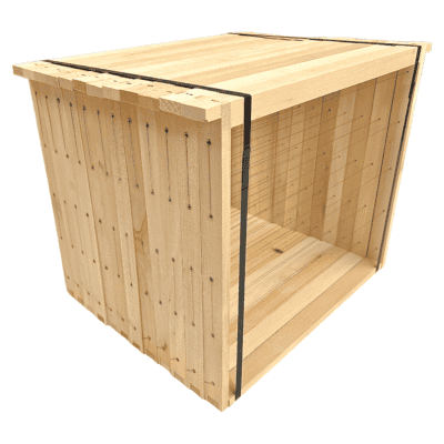 Bienenbeute aus Holz mit gedrahteten Seitenteilen, ideal für Bienenzucht.