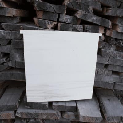 Bienenkasten aus Holz im Dadant-Format, ideal für Bienenzucht und Imkerei.