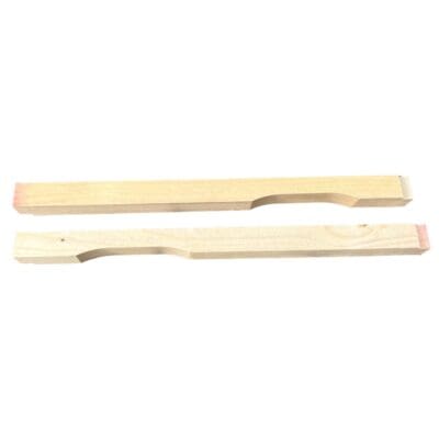 Zwei Fluglochkeile aus Holz für Bienenbeuten, einfache Handhabung.