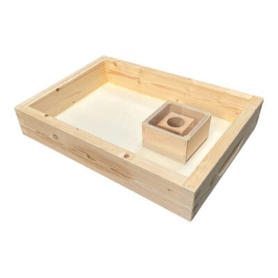 Futterzarge mit Aufstiegsdom für Bienen, aus Holz gefertigt.