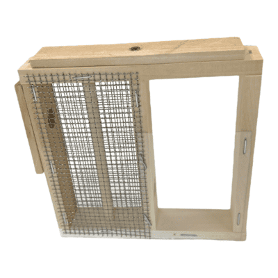 Robuster Bienen Zusetzkäfig aus Holz und Draht für sichere Bienenbehandlung.