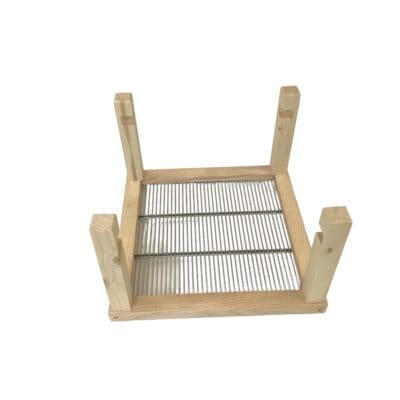 Drohnensiebeinsatz für Schwarmkiste bei Bienen Janisch, effiziente Bienenzucht.