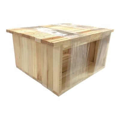 Honigraum in Bienenbeute mit Seitenteilen und Schiffrumpf, ideal für Honigernte.