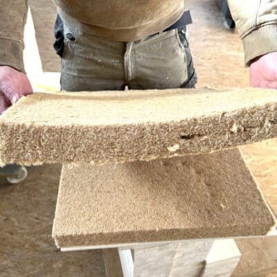 Hand hält Honigwaben, Bienen Janisch Imkerei.