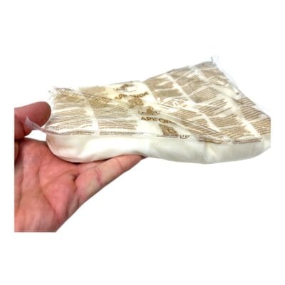 Honigwabe in Verpackung, handgehalten.